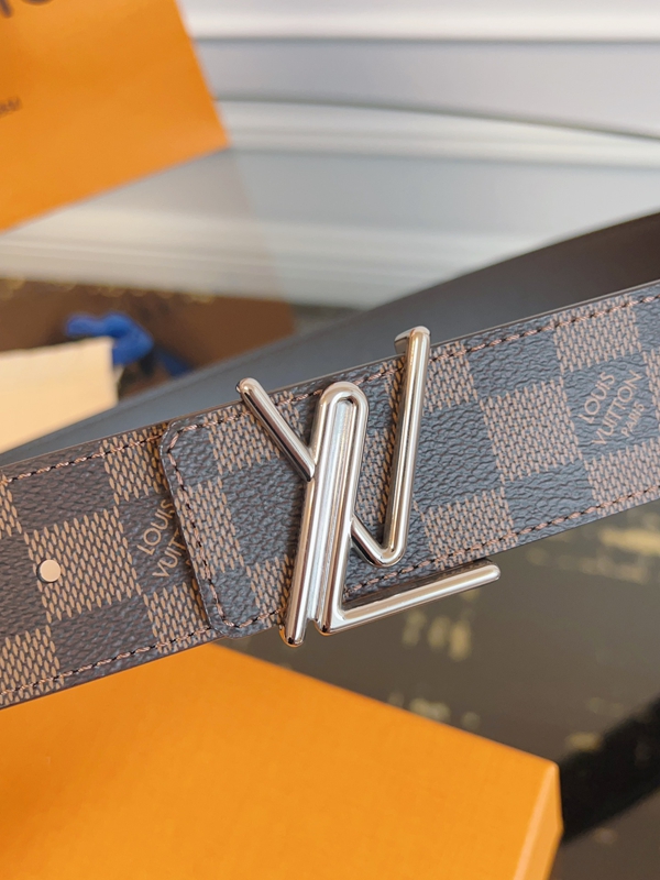 ルイヴィトンベルト背面デザイン